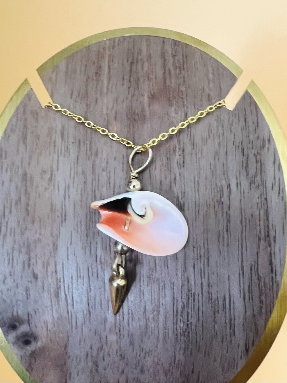 Elegant Gold and Cream Shell Pendant Necklace